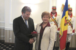 Ala Mindicanu decorata de Mihai Ghimpu